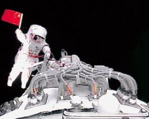 神舟七號(hào)航天員出艙高舉國(guó)旗