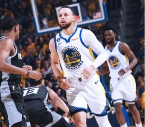 庫(kù)里32+5率勇士險(xiǎn)勝國(guó)王 庫(kù)里32+5率勇士險(xiǎn)勝國(guó)王